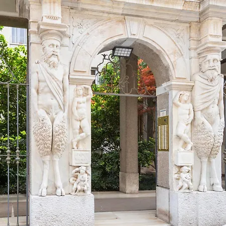 Classy Heritage Home, Center Milano